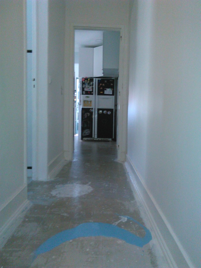 aplicação de primário para ponte de união de ancoragem das argamassa de nivelamento