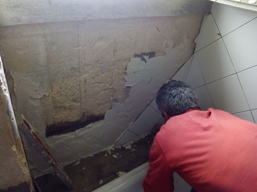 aplicação de revestimento cerâmico em paredes do quarto de banho