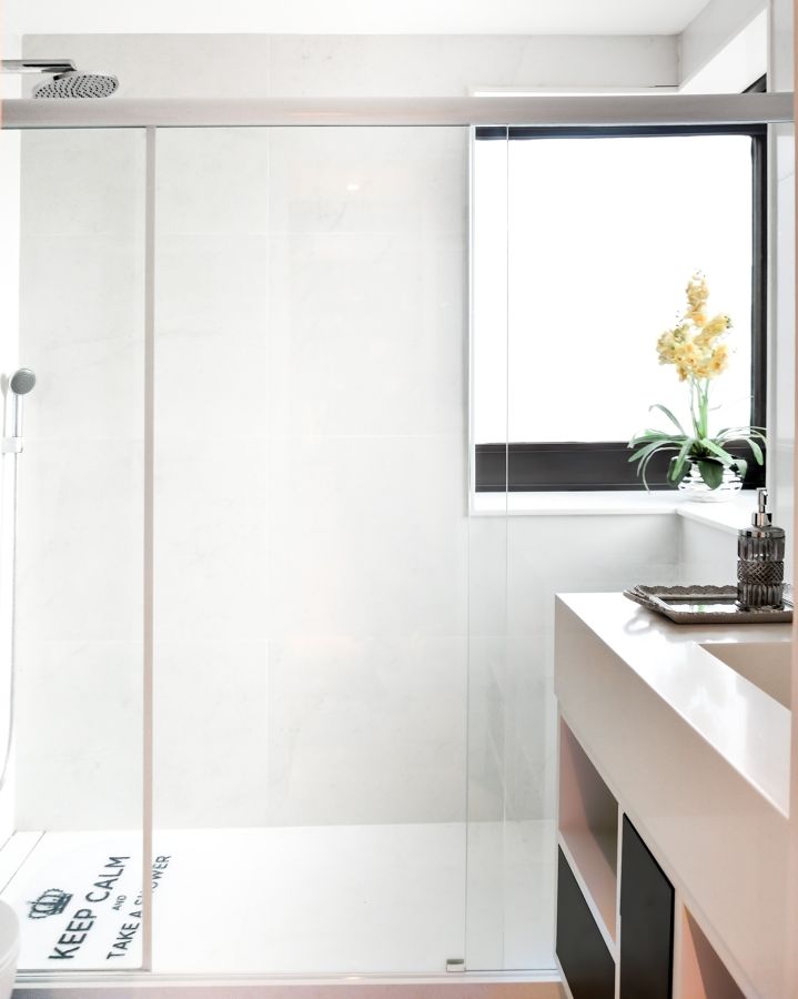 Vinagre branco e água quente para limpar a cabine de duche