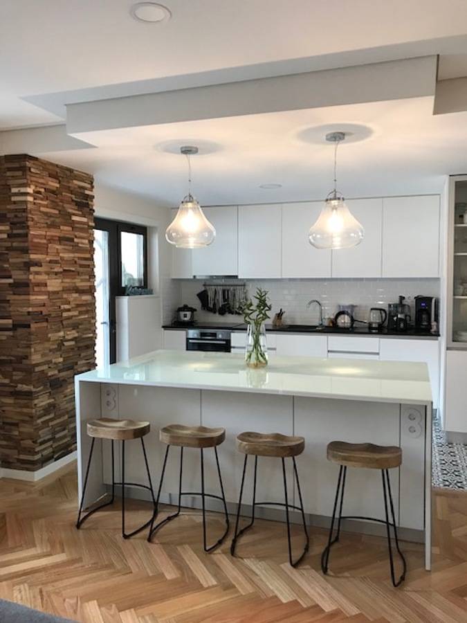 Coluna revestida a painel de madeira natural