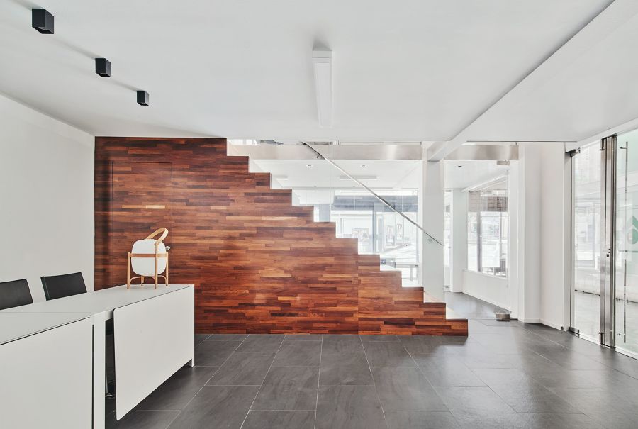 Como é que pode limpar as suas escadas de madeira para as proteger?