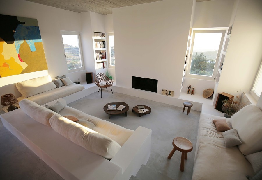 sala clara com micro cimento