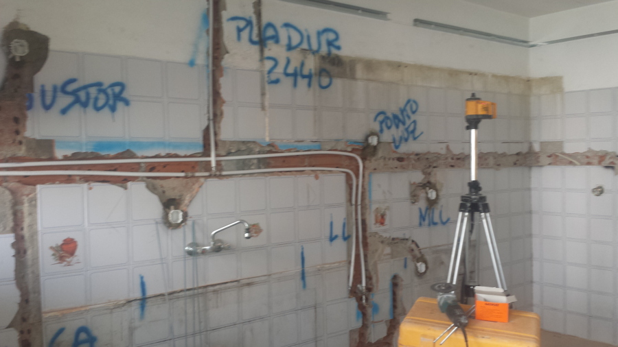 Instalação de nova canalização promenor da cozinha.