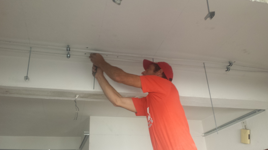 Instalação de tectos falsos em gesso cartonado.