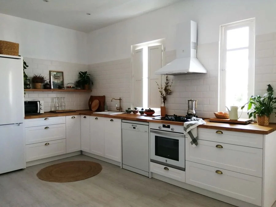 Limpar as esquinas e juntas do chão da cozinha