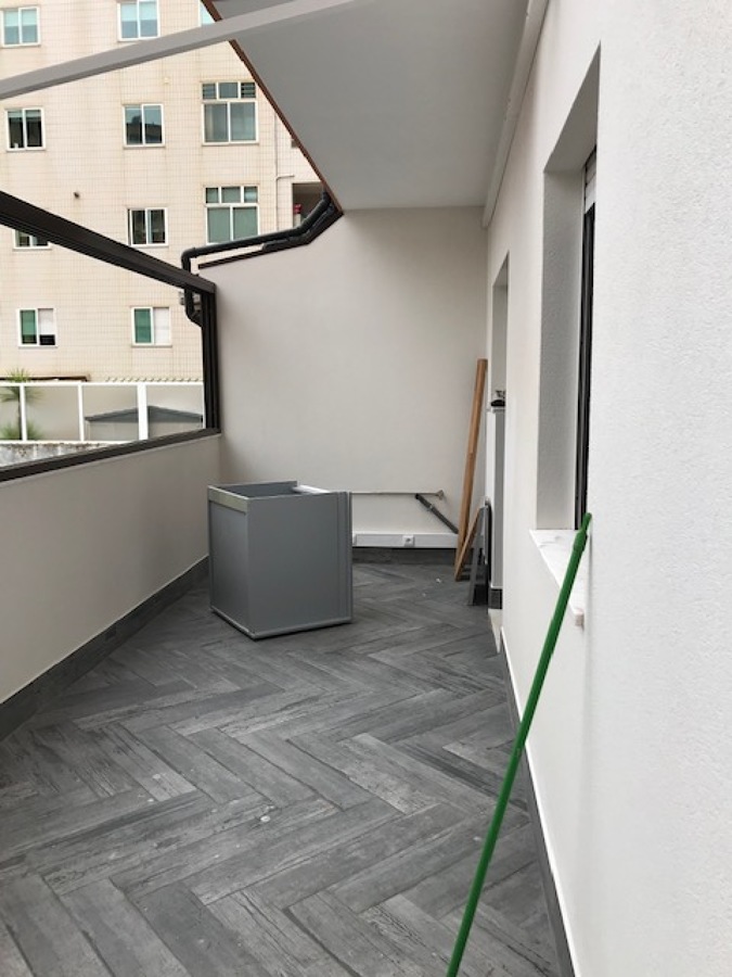 Marquise pavimento cerâmico em "espinha"