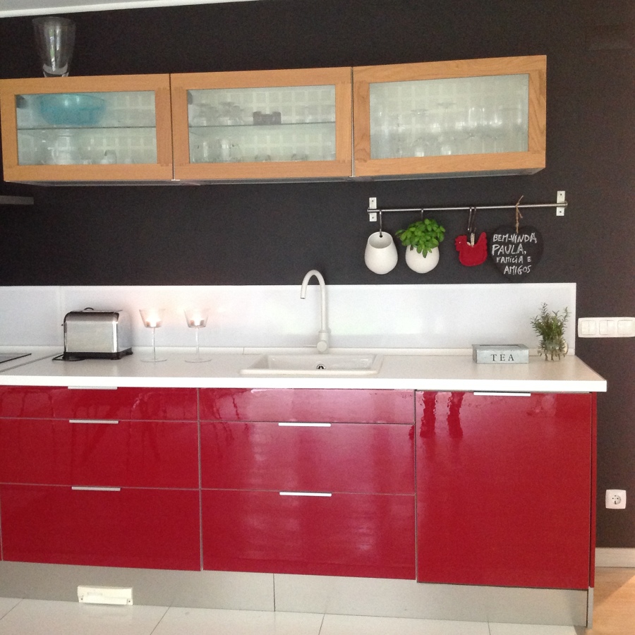 Na cozinha o vermelho contrasta com o preto