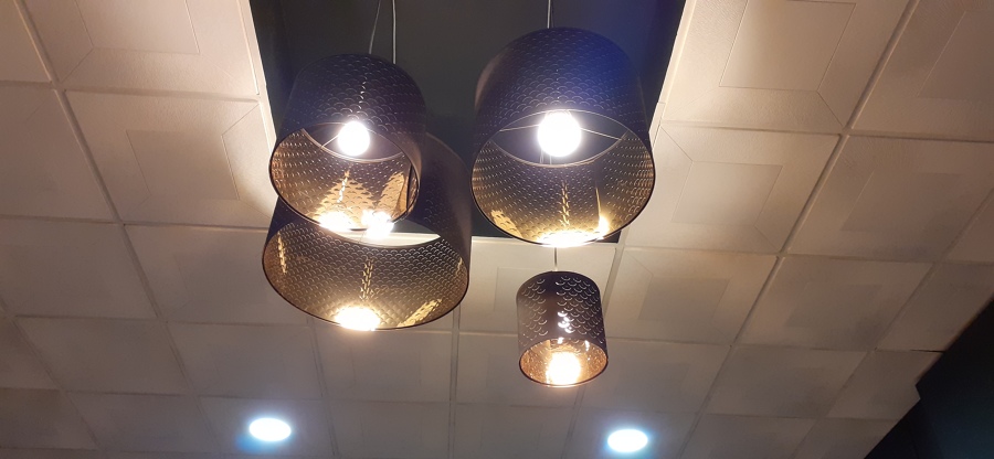 Palicação de candeeirosde tecto com abertura e cor diferente