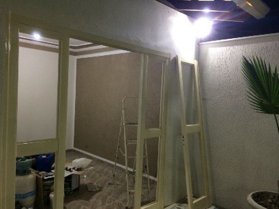 Pintura das paredes da sala e montagem da porta de correr