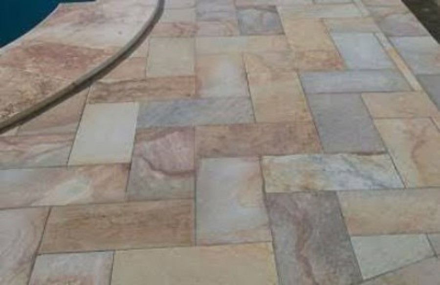 Piso em volta da piscina