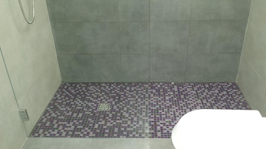 Pormenor da base de duche em pastilha de vidro