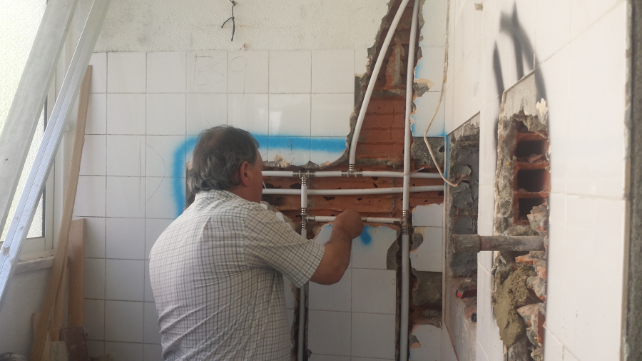 Pormenor de instalação de nova canalização.