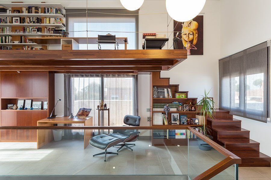 Projeto de escritório com estante e aproveitamento da janela