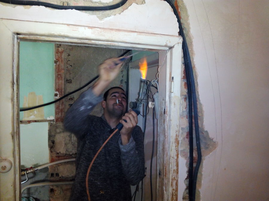 raspagem de tintas esmaltes em portas e ombreiras