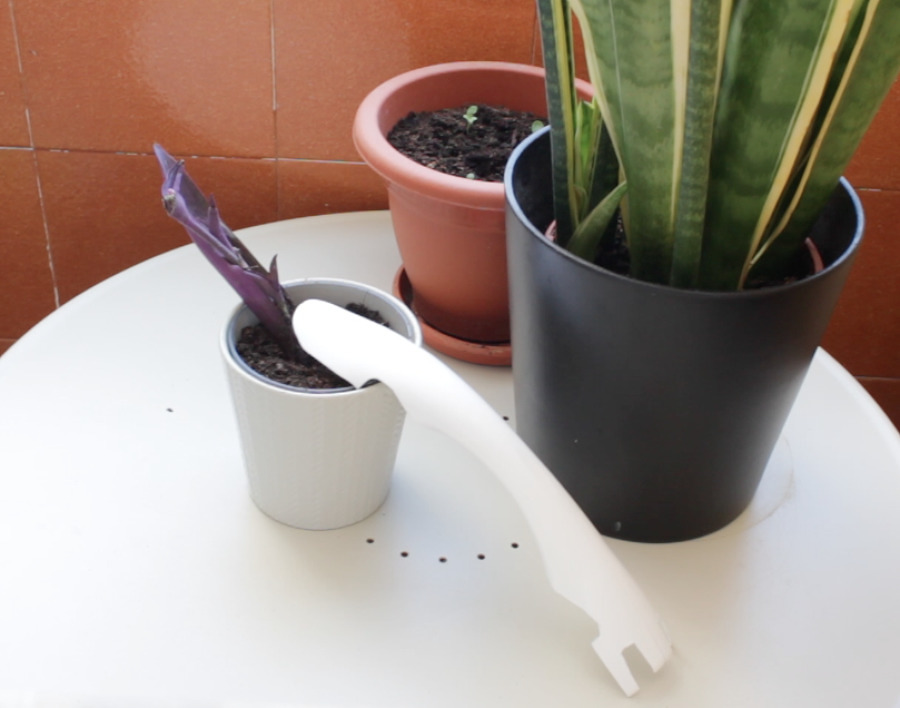 Transforme uma garrafa numa ferramenta de jardinagem