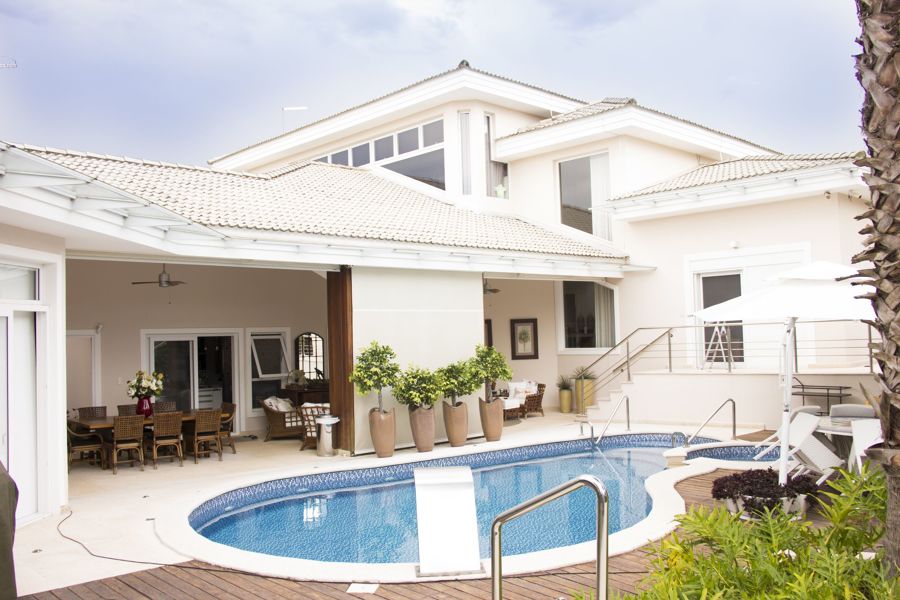 uma piscina para se refrescar