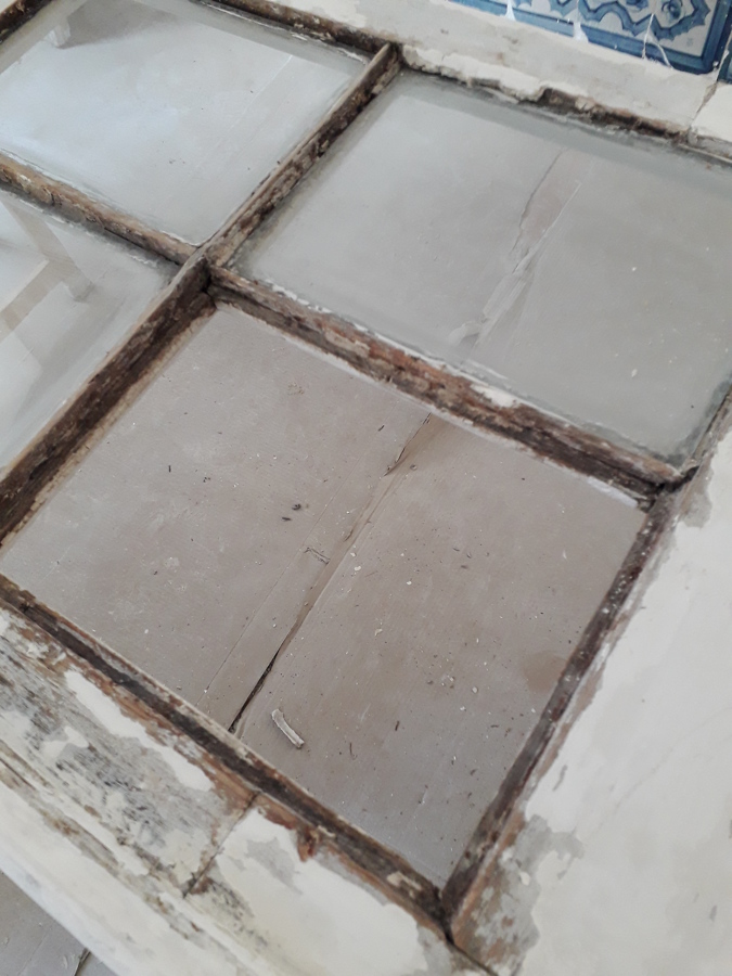 Vidros partidos e sem vedação