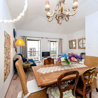 A sala cheia de cores e mobiliário vintage