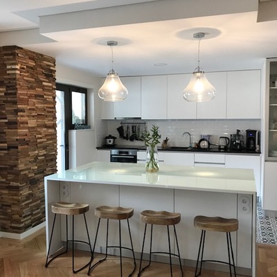 Coluna revestida a painel de madeira natural