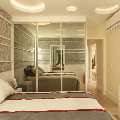 Espelho na foto do guarda-roupa