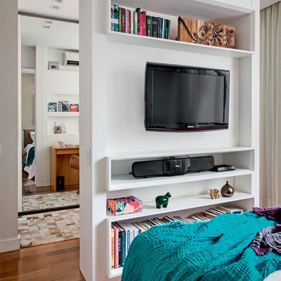 Painel de madeira em frente da cama