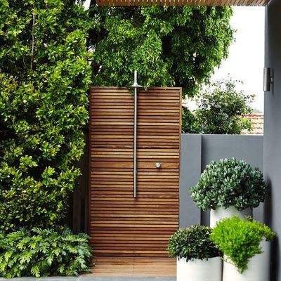 chuveiro exterior com base de madeira