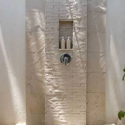 chuveiro exterior na sombra