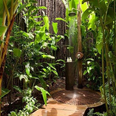 chuveiro exterior camuflado na vegetação