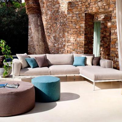 sofá na área da piscina