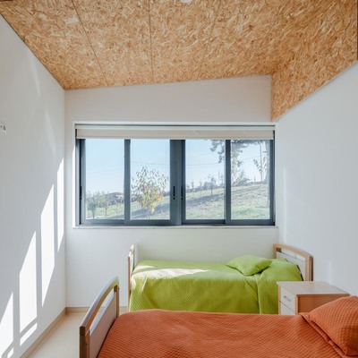 Lar - quarto com janela para o jardim.