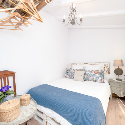 Mobiliário vintage pintado decora este quarto