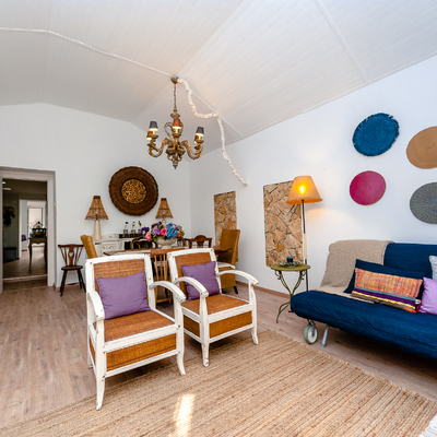 Mobiliário vintage pintado em conjunto com peças mais modernas