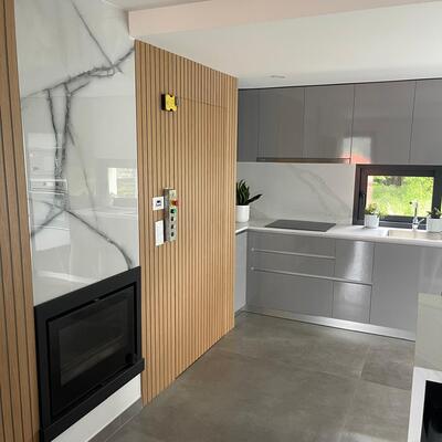 Monta-cargas com carga acompanhada