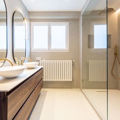 móveis suspensos na casa de banho