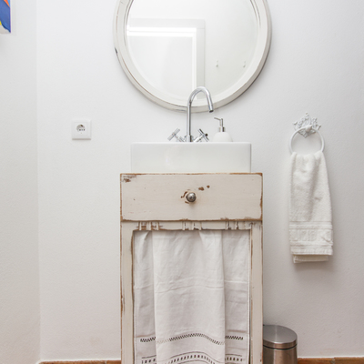 Na casa de banho foram utilizados móveis vintage