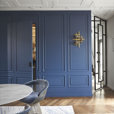 Paredes imponentes com molduras de cores