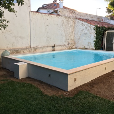 Construção de piscina semi-elevada