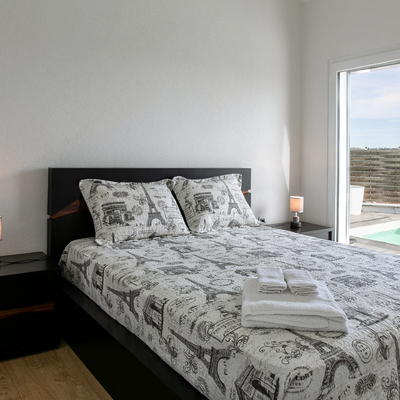 Quarto principal com pvista para piscina