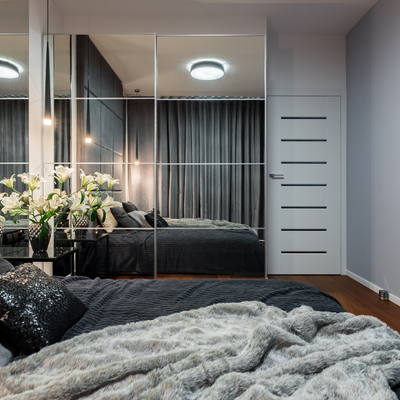 Roupeiro por medida: aproveite áreas de passagem