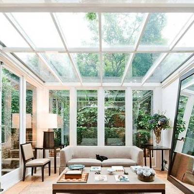 Sala com teto transparente