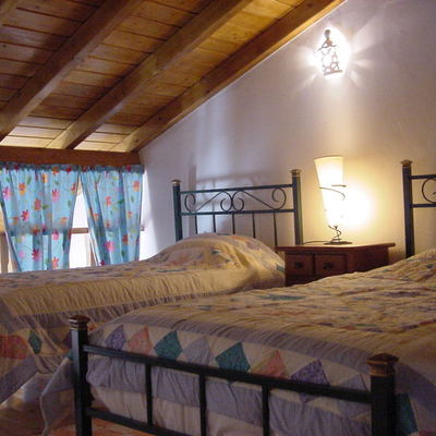 Tecto em pinho nórdico com barrotes à vista e forro com isolamento térmico e acústico