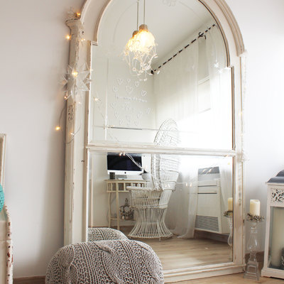 Um espelho de grande dimensão decora a sala