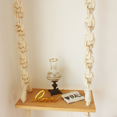 Uma mesa de cabeceira pouco tradicional