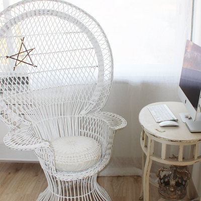 Uma mesa de computador pouco tradicional