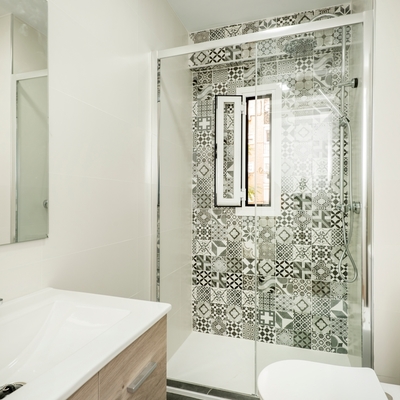 Uso de padrões tradicionais no azulejo de duche
