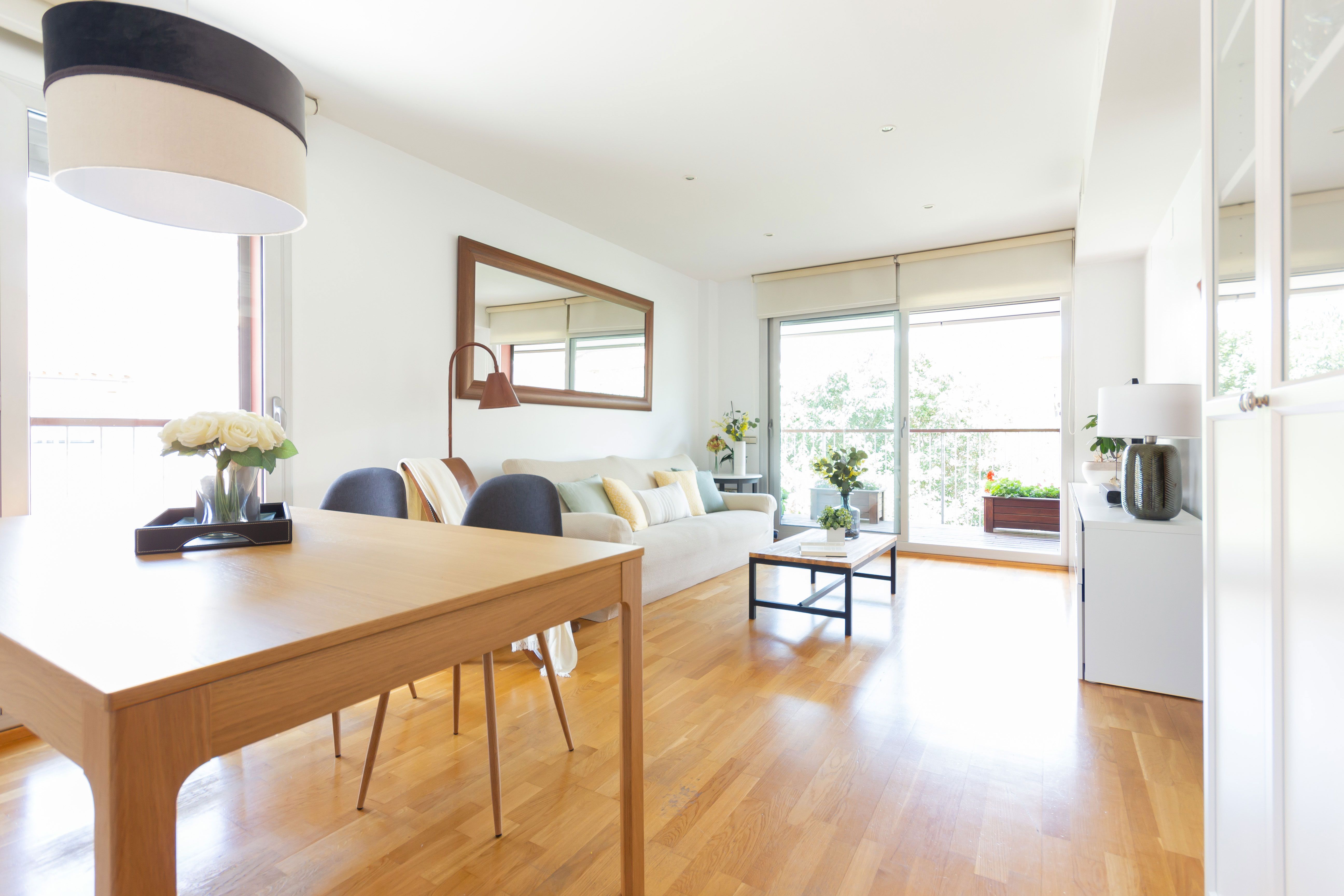 Decoração de sala com espelho na parede: como customizar?