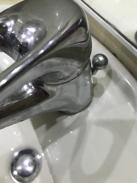 Há como como consertar o pino que levanta a tampa do ralo das loiças?