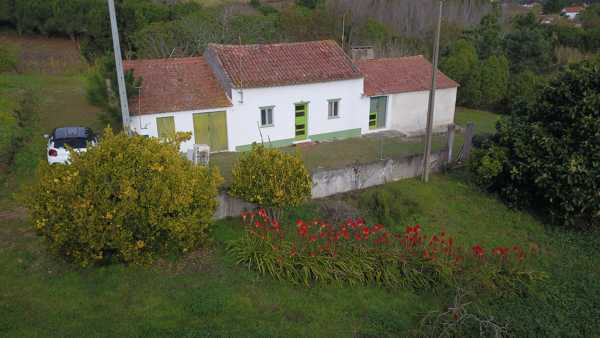 Você constrói um telhado e levanta um muro de contenção para uma casa?